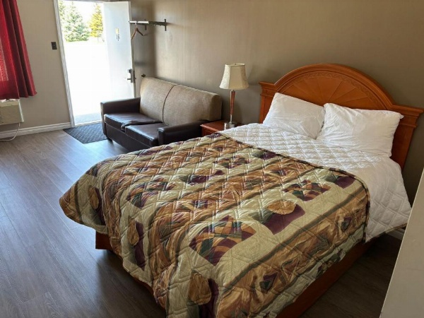 Seven Oakes Motel image 16