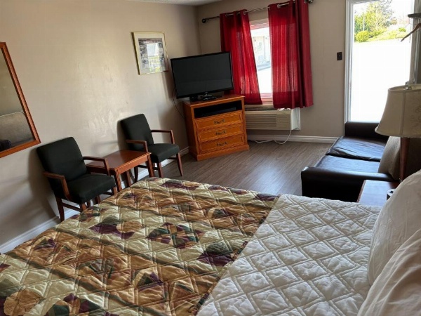 Seven Oakes Motel image 18