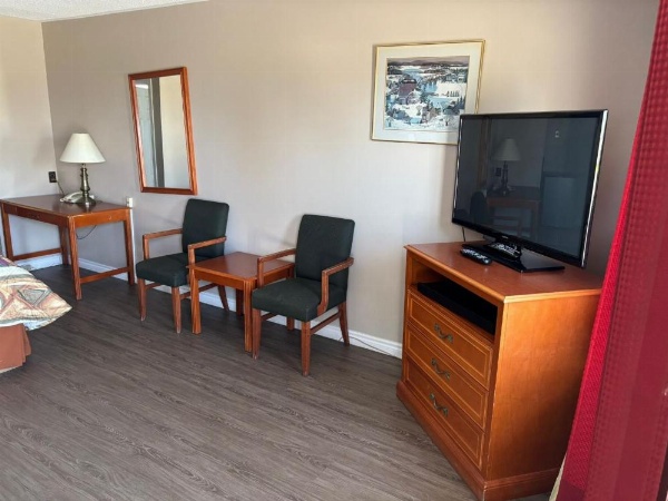 Seven Oakes Motel image 19