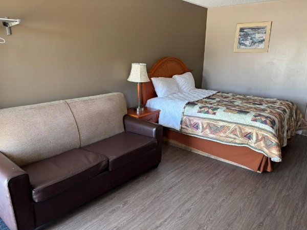 Seven Oakes Motel image 20