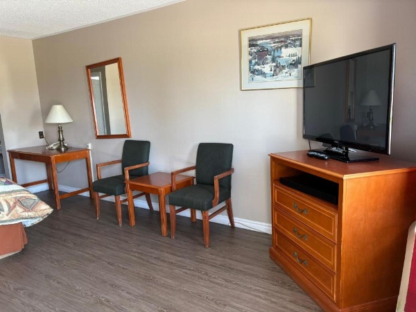 Seven Oakes Motel image 22