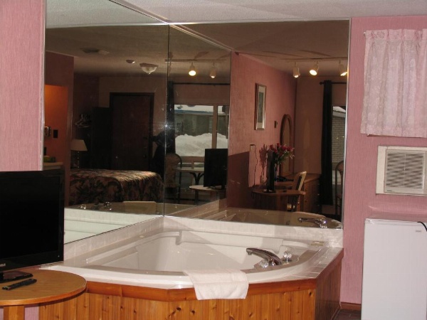 Seven Oakes Motel image 28