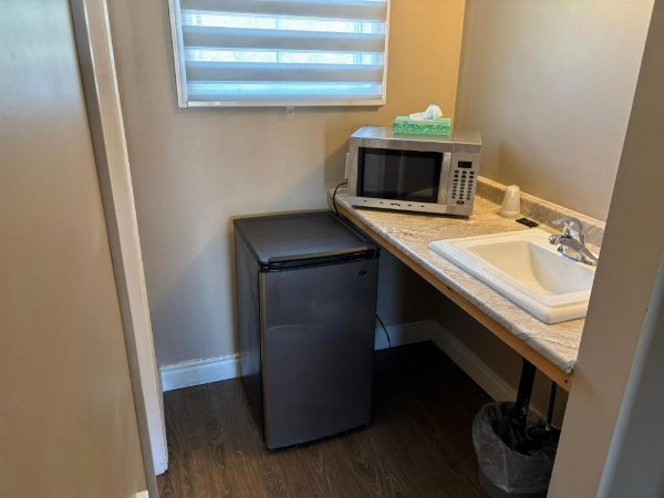 Seven Oakes Motel image 9